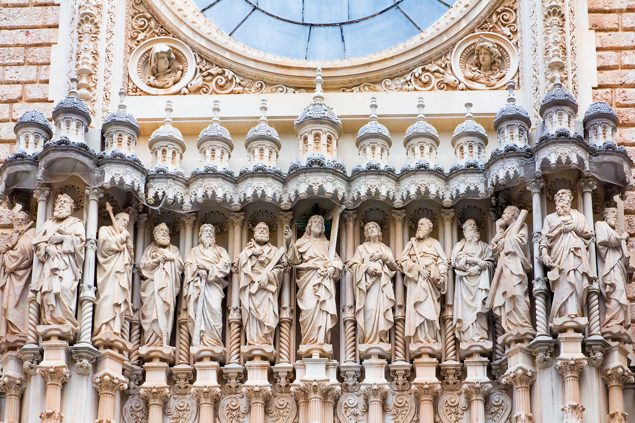 Jesus und die zwölf Apostel. Fassade Montserrat Kloster Spanien