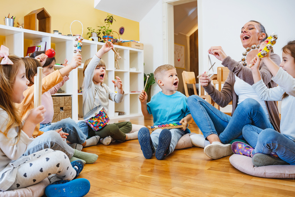 Kindergartenkinder musizieren
